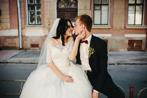 Bride and groom posing on the streets — Stock Photo, Image