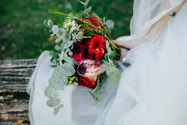 Noiva segurando buquê de casamento — Fotografia de Stock