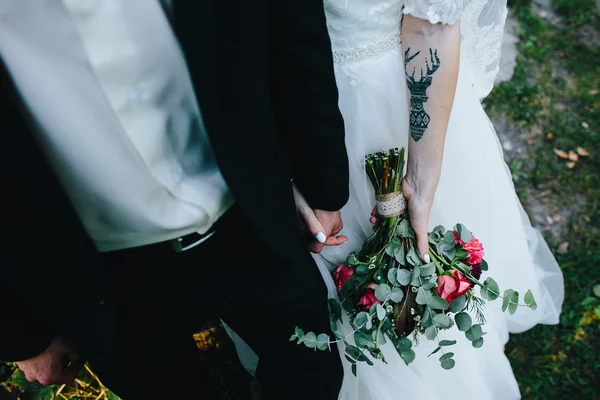 Menyasszony és a vőlegény kezemet — Stock Fotó