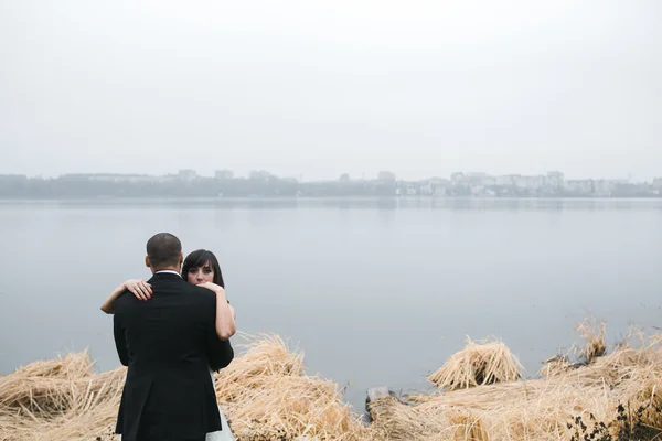 Casamento casal na margem do lago — Fotografia de Stock