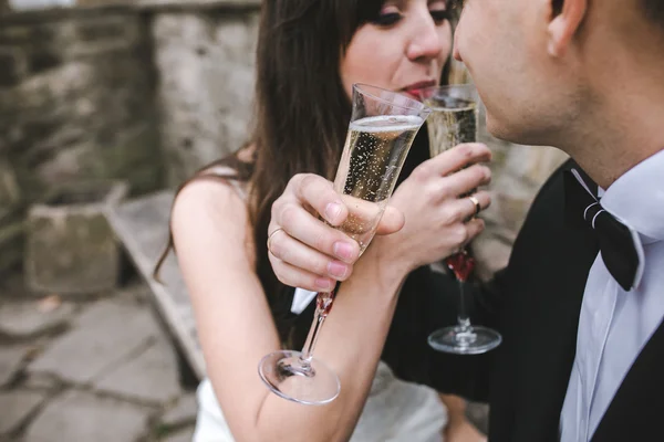 Vackra bröllopsparet dricka champagne — Stockfoto