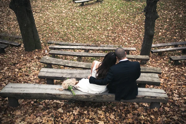 Mariée et marié assis sur le banc — Photo