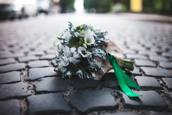 Wedding bouquet on the paving stones — Stock Photo, Image