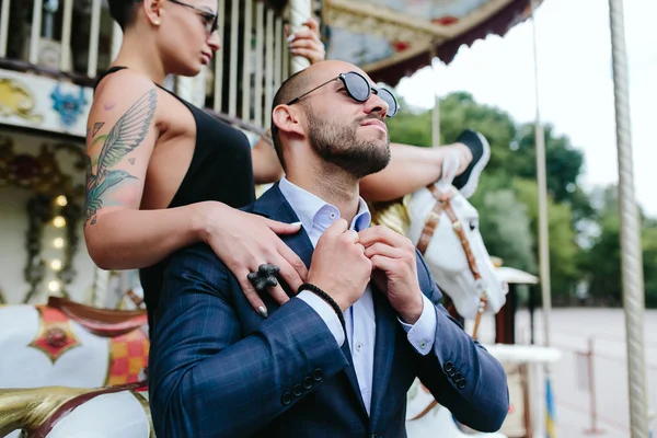 Adulte homme et femme sur un carrousel — Photo