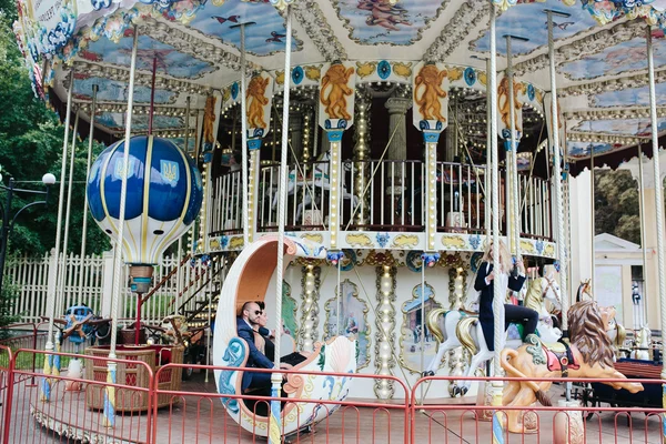 Vuxen man och kvinna på en karusell — Stockfoto