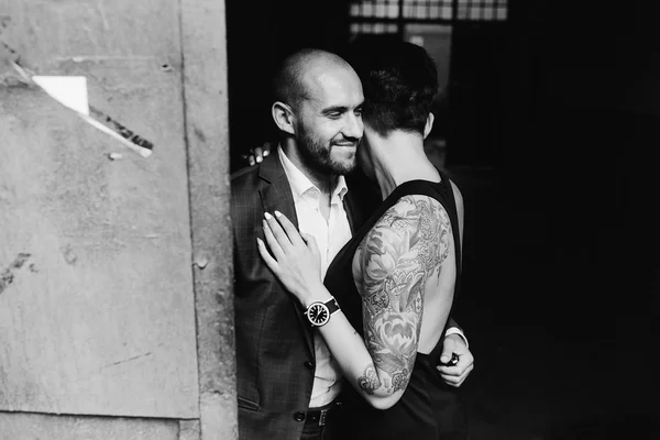 Erkek ve kadın kapıda sarılma — Stok fotoğraf