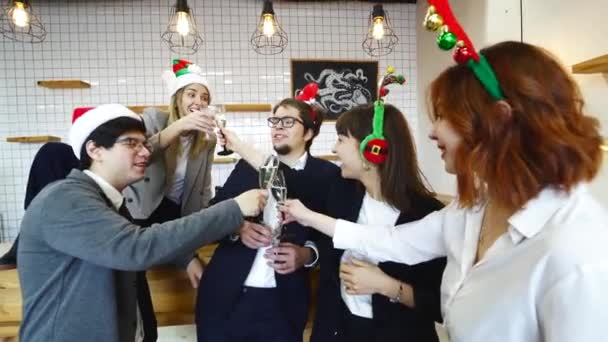 Heureux collègues au bureau célèbrent un événement spécial. — Video