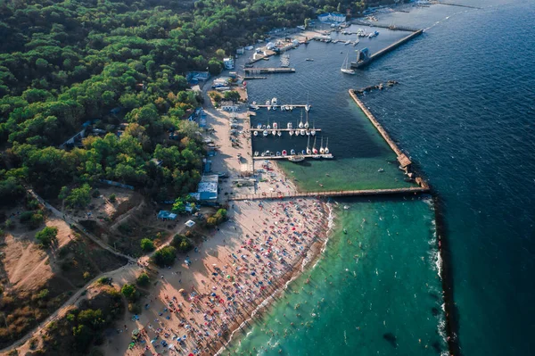 Vista aérea de la multitud de personas en la playa —  Fotos de Stock