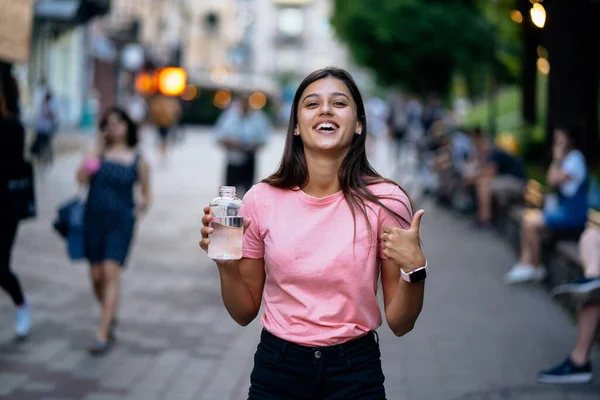Красива молода дівчина з пляшкою води — стокове фото