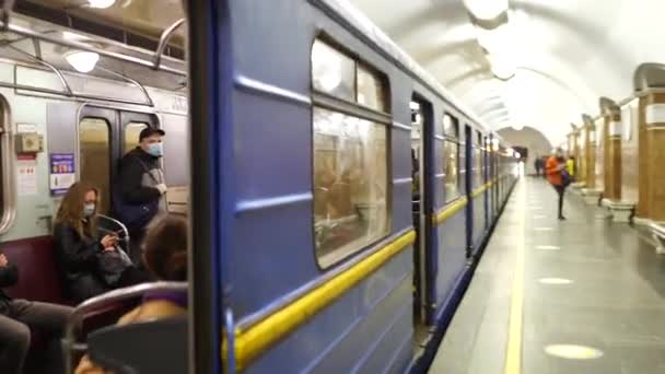 UKRAINE, KIEW - 26. Mai 2020: U-Bahn-Station. Menschen in einem U-Bahn-Wagen — Stockvideo