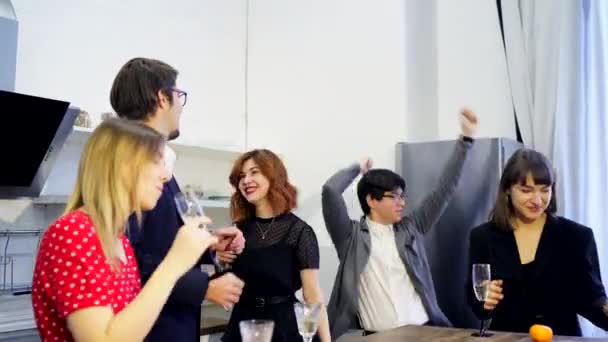 Šťastní kolegové v úřadu slaví zvláštní událost. Tancuj a relaxuj — Stock video