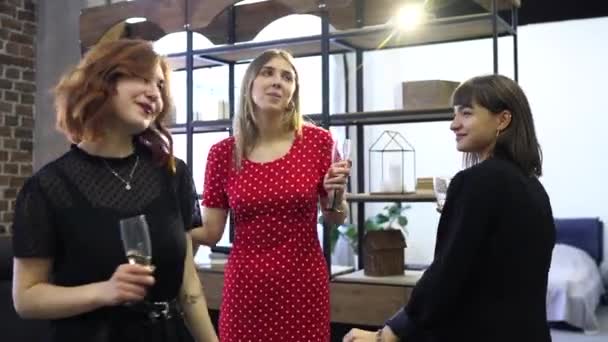 Heureux collègues au bureau célèbrent un événement spécial. Danse et relax — Video