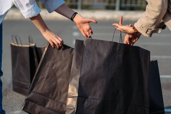 Meninas abre saco de compras e está considerando suas compras. — Fotografia de Stock