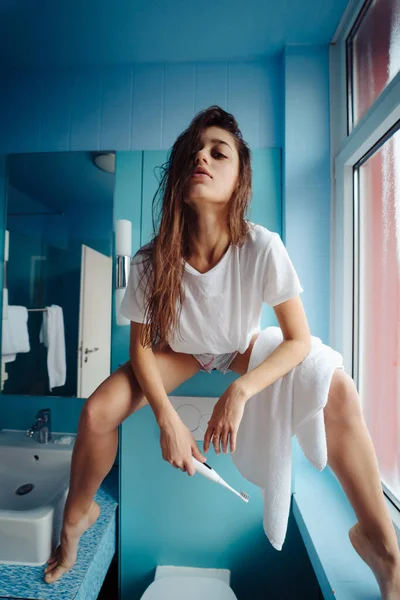 Schöne, junge Frau im Badezimmer hat Spaß — Stockfoto