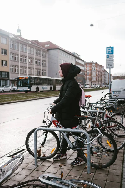 Young woman picks up her bike from the parking lot — Stock Photo, Image