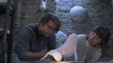 Çekici gülümseyen insanlar kilden harika işler çıkarıyorlar.