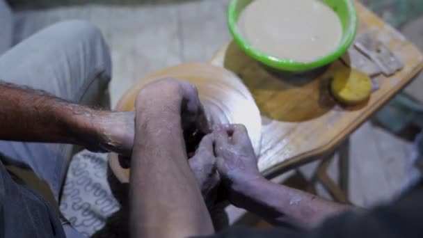 Fare una pentola di argilla fatta a mano in laboratorio. Lezione di ceramica con maestro. — Video Stock