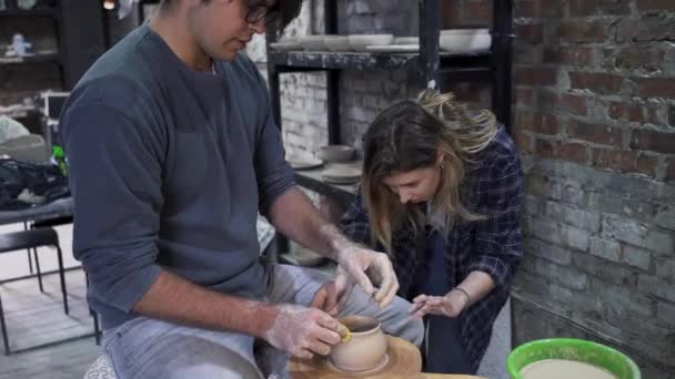 Fare una pentola di argilla fatta a mano in laboratorio. Lezione di ceramica con maestro. — Video Stock