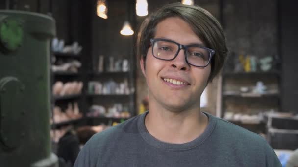 Il ragazzo nel laboratorio di ceramica posa per la telecamera — Video Stock