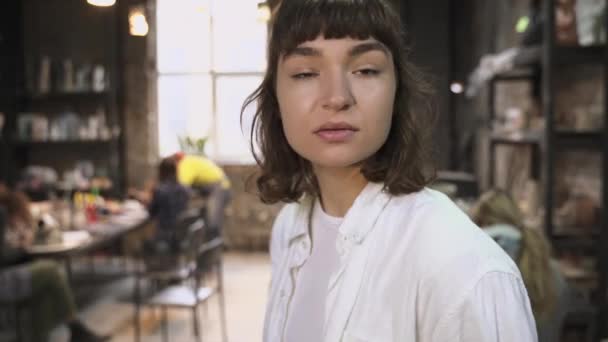 La femme dans l'atelier de poterie pose pour la caméra — Video