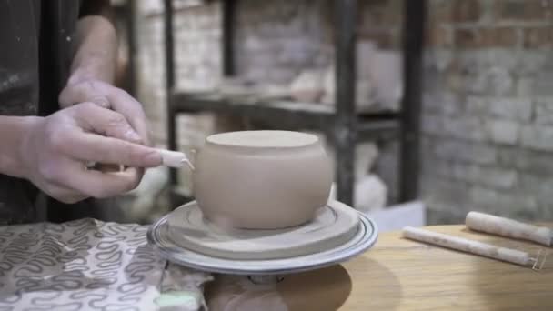 Fare una pentola di argilla fatta a mano in laboratorio. Lezione di ceramica con maestro. — Video Stock