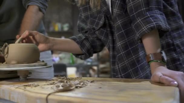 Göra en handgjord lerkruka i verkstaden. Kruklektion med mästare. — Stockvideo