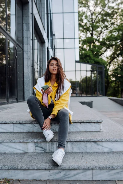 Retrato de bonito bela jovem mulher se divertindo e posando ao ar livre . — Fotografia de Stock