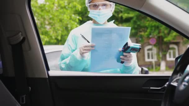 Sestra nosí ochranný oblek a masku během epidemie COVID19. — Stock video