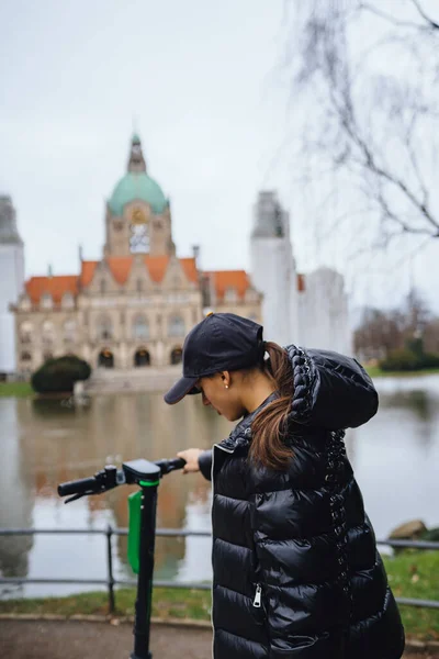 Młoda dziewczyna w parku Mash na tle Nowego Ratusza — Zdjęcie stockowe