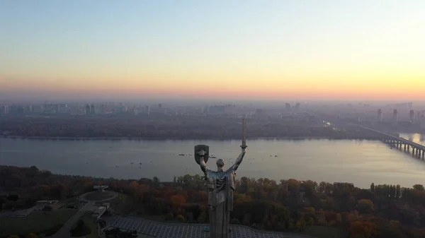 Het Moederland Monument in Kiev, de hoofdstad van Oekraïne. — Stockfoto