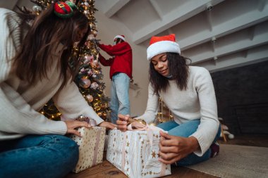 Güzel kız yeni yıl için hediyeleri değişecek..