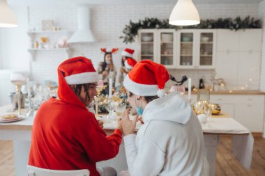 Çok ırklı gençler yeni yıl arifesini partide kutluyorlar