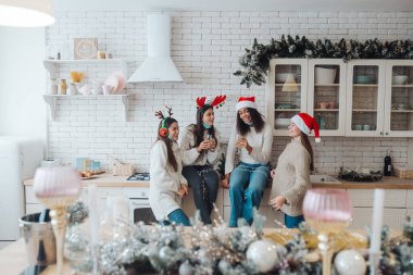 Yeni yıl arifesinde kızlar sohbet ediyor, mutfakta dedikodu yapıyor.