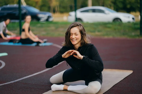 Junge, fitte Frau in Sportkleidung trainiert draußen auf dem Spielplatz. — Stockfoto