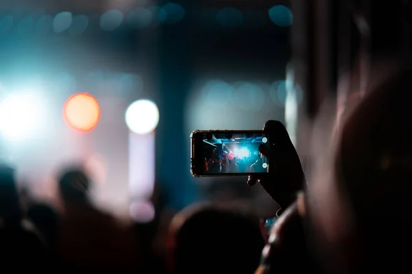 Κλείσιμο αρχείου βίντεο με smartphone κατά τη διάρκεια συναυλίας. — Φωτογραφία Αρχείου