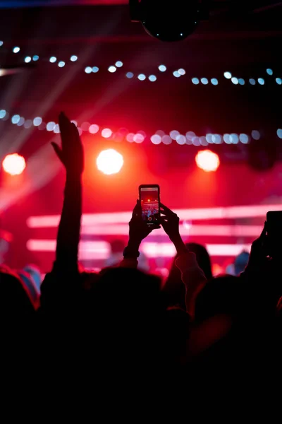 Konser sırasında akıllı telefonla video kaydını kapatan kişi. — Stok fotoğraf