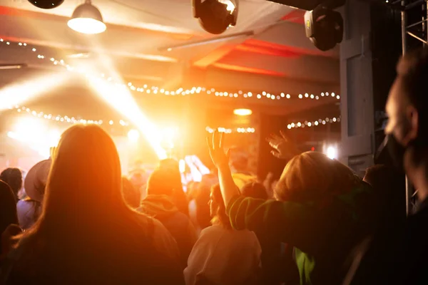 Foto de muchas personas disfrutando de concierto de rock en discoteca —  Fotos de Stock