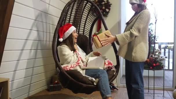 Δύο κορίτσια δίνουν δώρα το ένα στο άλλο την παραμονή της Πρωτοχρονιάς. — Αρχείο Βίντεο