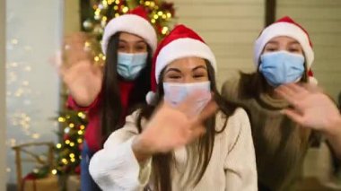 Kızlar yeni yıl arifesinde kameraya el sallıyorlar..