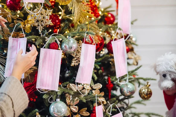 Pohon Natal dihiasi dengan topeng pelindung. — Stok Foto