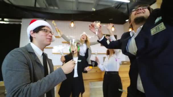 Šťastní kolegové v úřadu slaví zvláštní událost. — Stock video