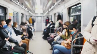 UKRAINE, KIEV - 26 Mayıs 2020: Metro istasyonu. Metro vagonundaki insanlar