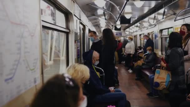 UKRAINE, KIEV - 26 mei 2020: metrostation. Mensen in een metro auto — Stockvideo