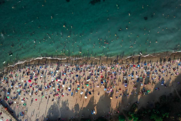 Вид с воздуха на толпу людей на пляже — стоковое фото