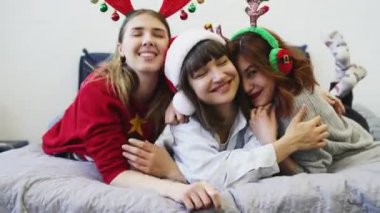 Gülümseyen güzel mankenler eğleniyor ve pijama partisinden keyif alıyor.