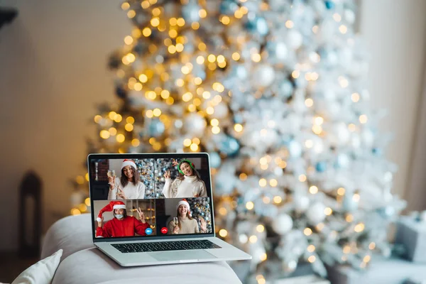 Laptop dengan orang-orang di layar. teman berharap bahagia tahun baru — Stok Foto