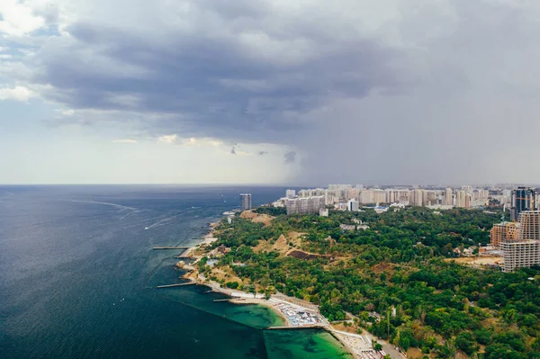 Panoramatický letecký výhled na město, záliv s loděmi a jachtami — Stock fotografie