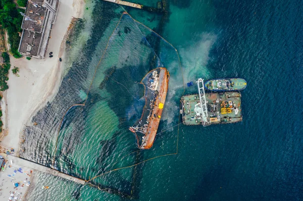 Karaya oturmuş ve devrilmiş eski bir tankerin üst görüntüsü — Stok fotoğraf