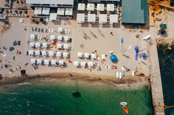 Letecký pohled na dav lidí na pláži — Stock fotografie