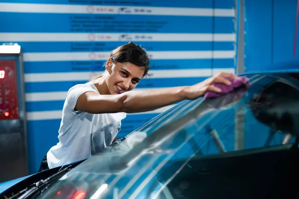 Fotografía de una joven limpiando su coche — Foto de Stock
